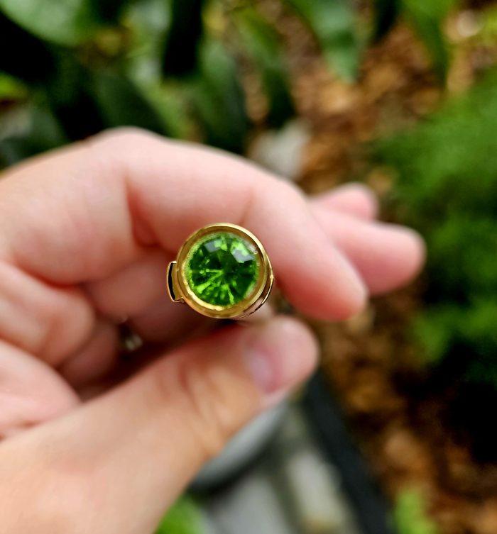 Pero ZELENÉ - Olivín – Obrázok 2