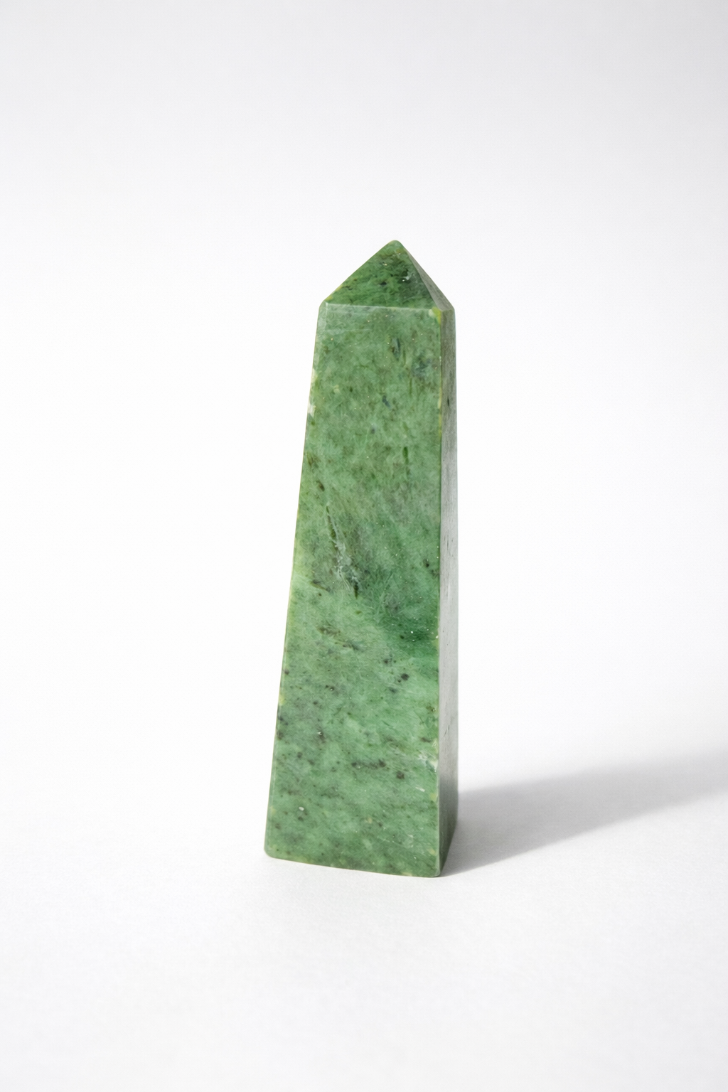 Nefrit obelisk/generátor 400g  č.1