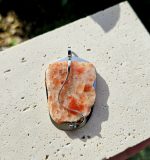 Slnečný kameň (surový) prívesok na platničke z chir.ocele