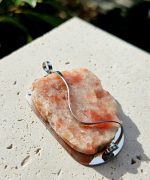 Slnečný kameň (surový) prívesok na platničke z chir.ocele – Obrázok 2