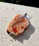 Slnečný kameň (surový) prívesok na platničke z chir.ocele – Obrázok 3