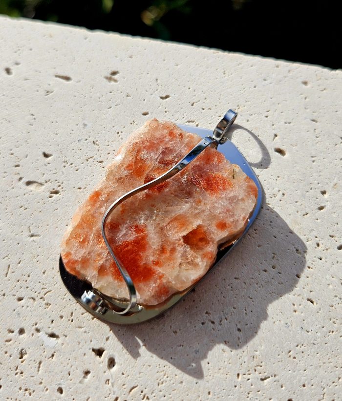 Slnečný kameň (surový) prívesok na platničke z chir.ocele – Obrázok 3