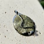 Pyritové SLNKO prívesok na platničke z chir.ocele – Obrázok 3