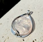 Ruženín prívesok na platničke z chir.ocele – Obrázok 3