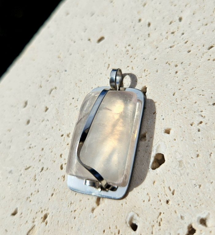 Ruženín prívesok na platničke z chir.ocele – Obrázok 2