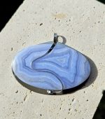 Chalcedón modrý prívesok na platničke z chir.ocele