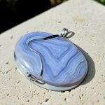 Chalcedón modrý prívesok na platničke z chir.ocele – Obrázok 2