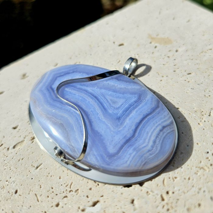 Chalcedón modrý prívesok na platničke z chir.ocele – Obrázok 2