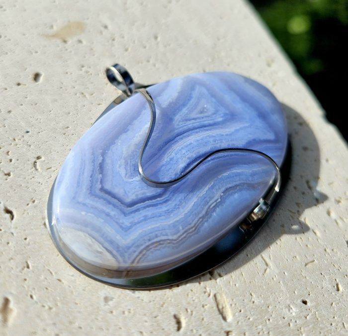 Chalcedón modrý prívesok na platničke z chir.ocele – Obrázok 3
