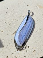 Chalcedón modrý prívesok na platničke z chir.ocele