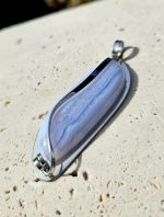 Chalcedón modrý prívesok na platničke z chir.ocele – Obrázok 2