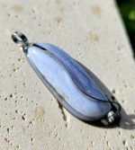 Chalcedón modrý prívesok na platničke z chir.ocele – Obrázok 3