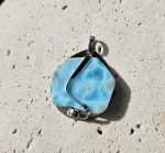 Larimar (surový) prívesok na platničke z chir.ocele