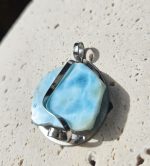 Larimar (surový) prívesok na platničke z chir.ocele – Obrázok 2