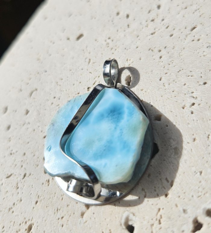 Larimar (surový) prívesok na platničke z chir.ocele – Obrázok 2