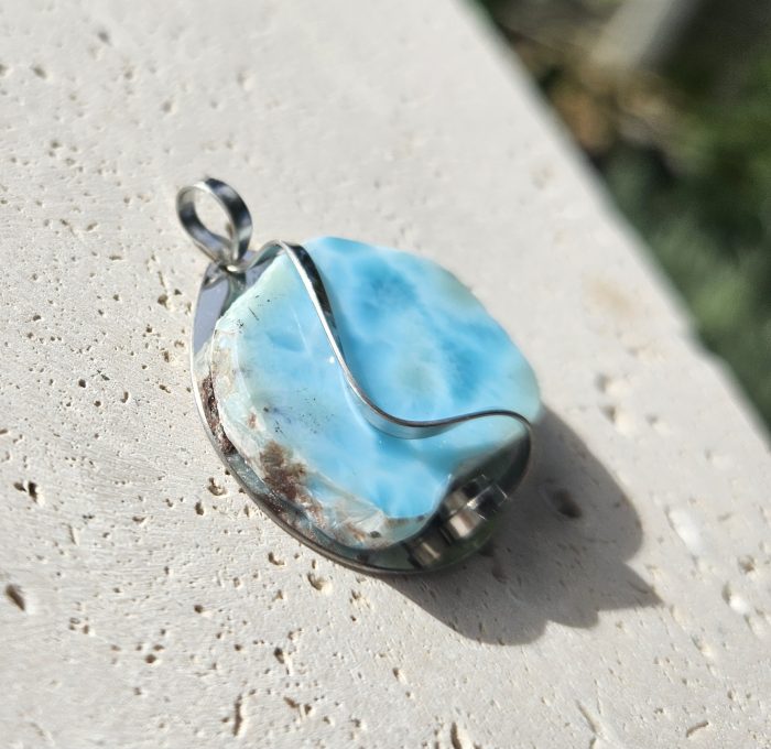 Larimar (surový) prívesok na platničke z chir.ocele – Obrázok 3