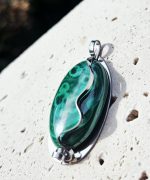 Malachit prívesok na platničke z chir.ocele – Obrázok 2