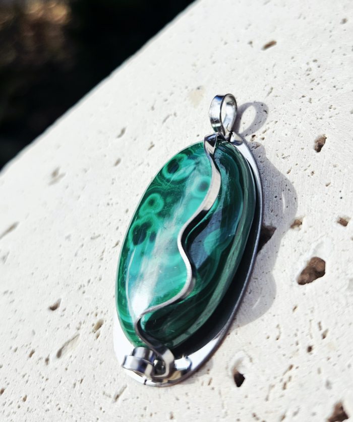 Malachit prívesok na platničke z chir.ocele – Obrázok 2