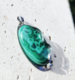 Malachit prívesok na platničke z chir.ocele – Obrázok 3