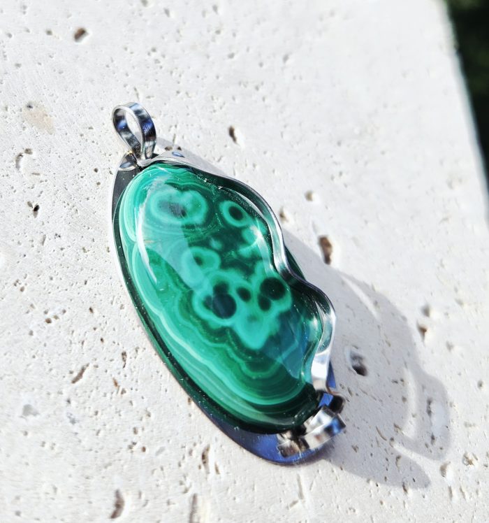 Malachit prívesok na platničke z chir.ocele – Obrázok 3