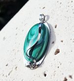 Malachit prívesok na platničke z chir.ocele – Obrázok 3