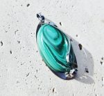 Malachit prívesok na platničke z chir.ocele – Obrázok 2