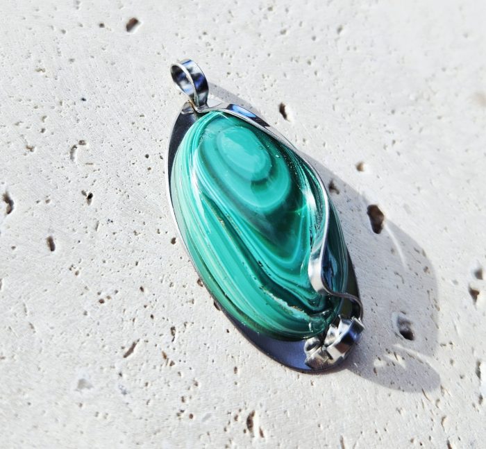 Malachit prívesok na platničke z chir.ocele – Obrázok 2