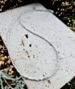 Magnezit náhrdelník 2mm fazetovaný strieborný