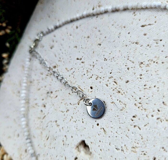 Magnezit náhrdelník 2mm fazetovaný strieborný – Obrázok 2