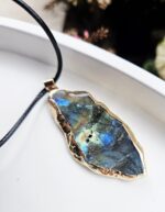 Labradorit  prívesok na koženke č.1