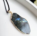 Labradorit  prívesok na koženke č.1 – Obrázok 2