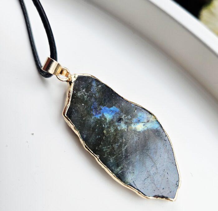 Labradorit  prívesok na koženke č.1 – Obrázok 2