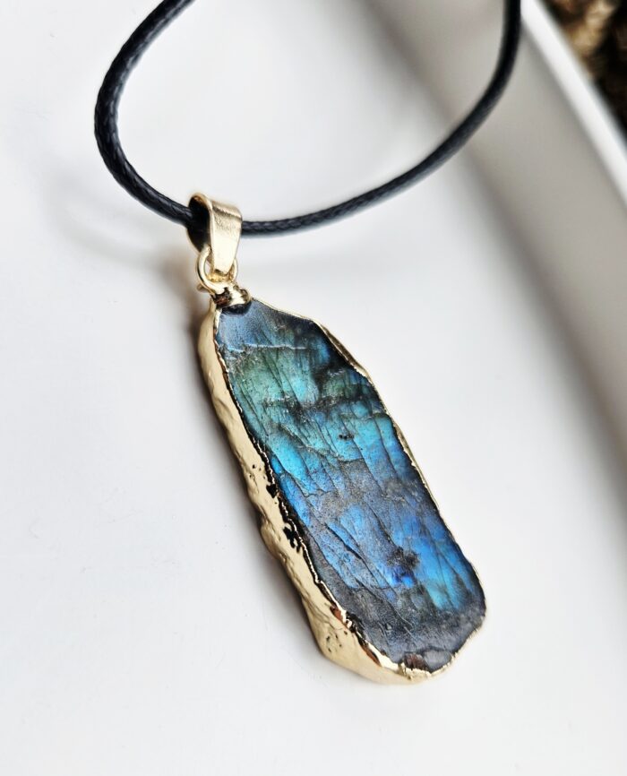 Labradorit  prívesok na koženke č.2 – Obrázok 2