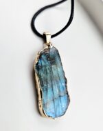 Labradorit  prívesok na koženke č.2