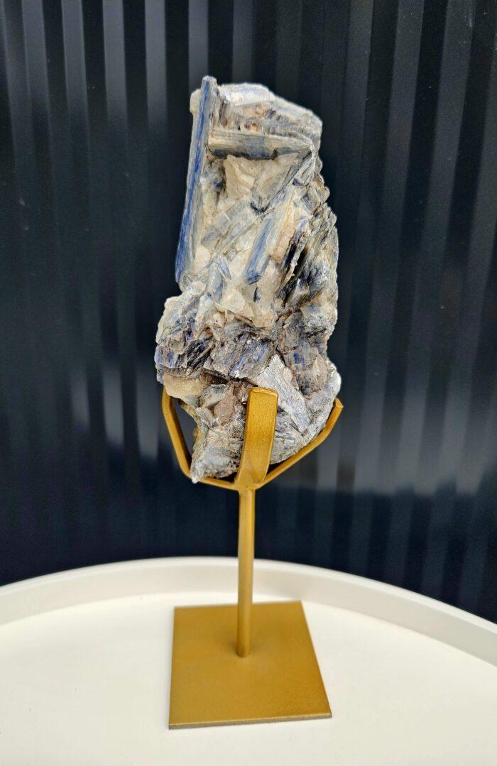 Kyanit disten drúza na zlatom stojane 790g – Obrázok 4