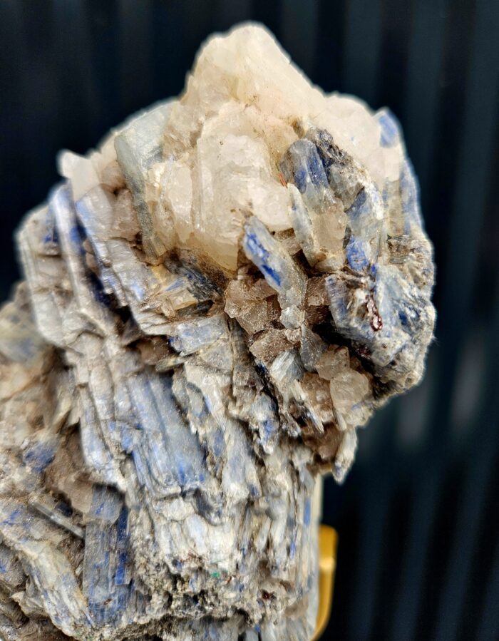 Kyanit disten drúza na zlatom stojane 710g – Obrázok 4