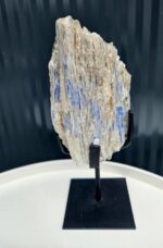 Kyanit disten drúza s Muskovitom na čiernom stojane 1170g