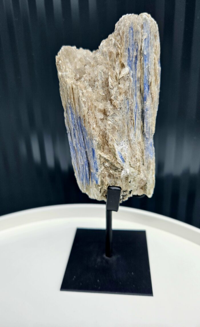 Kyanit disten drúza s Muskovitom na čiernom stojane 1170g – Obrázok 2