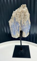 Kyanit disten drúza s Muskovitom na čiernom stojane 1170g – Obrázok 3