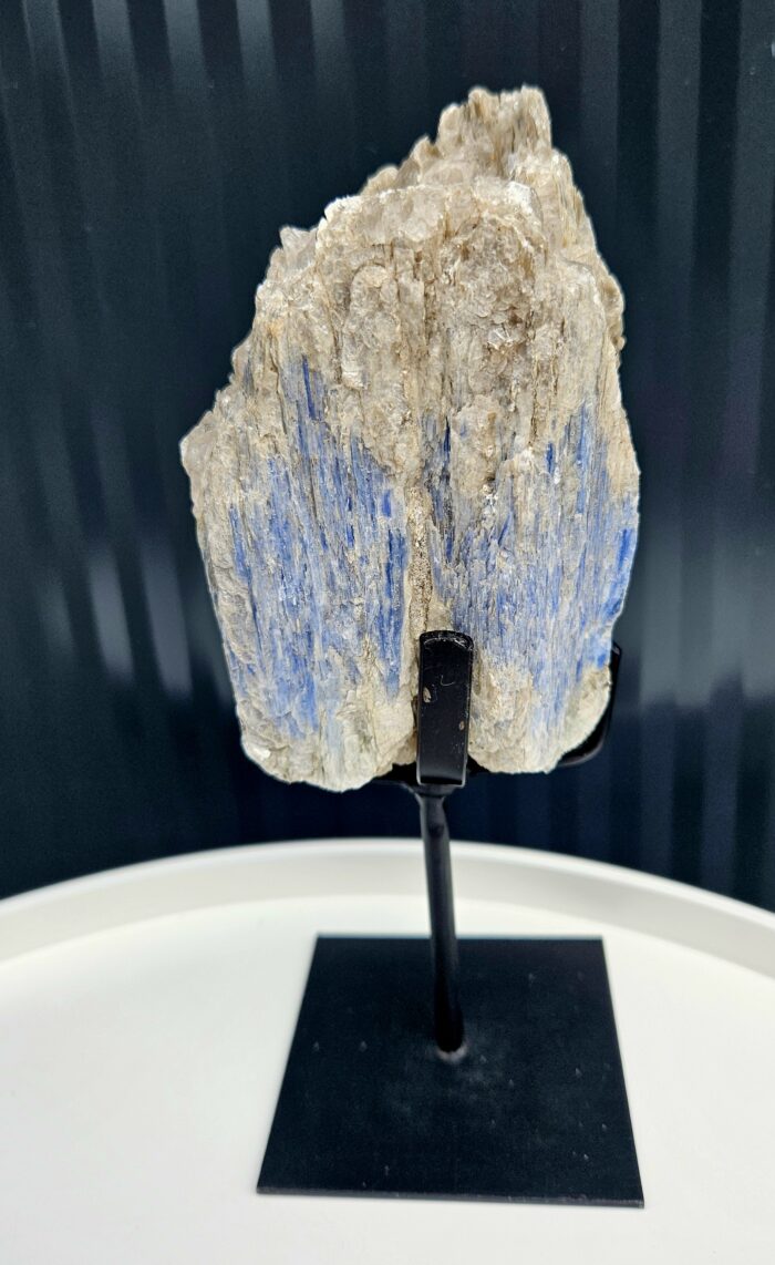 Kyanit disten drúza s Muskovitom na čiernom stojane 1170g – Obrázok 3