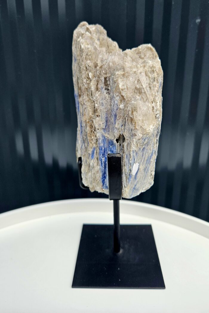 Kyanit disten drúza s Muskovitom na čiernom stojane 1170g – Obrázok 4