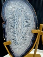 Achát MOTÝĽ na zlatom stojane 700g – Obrázok 2