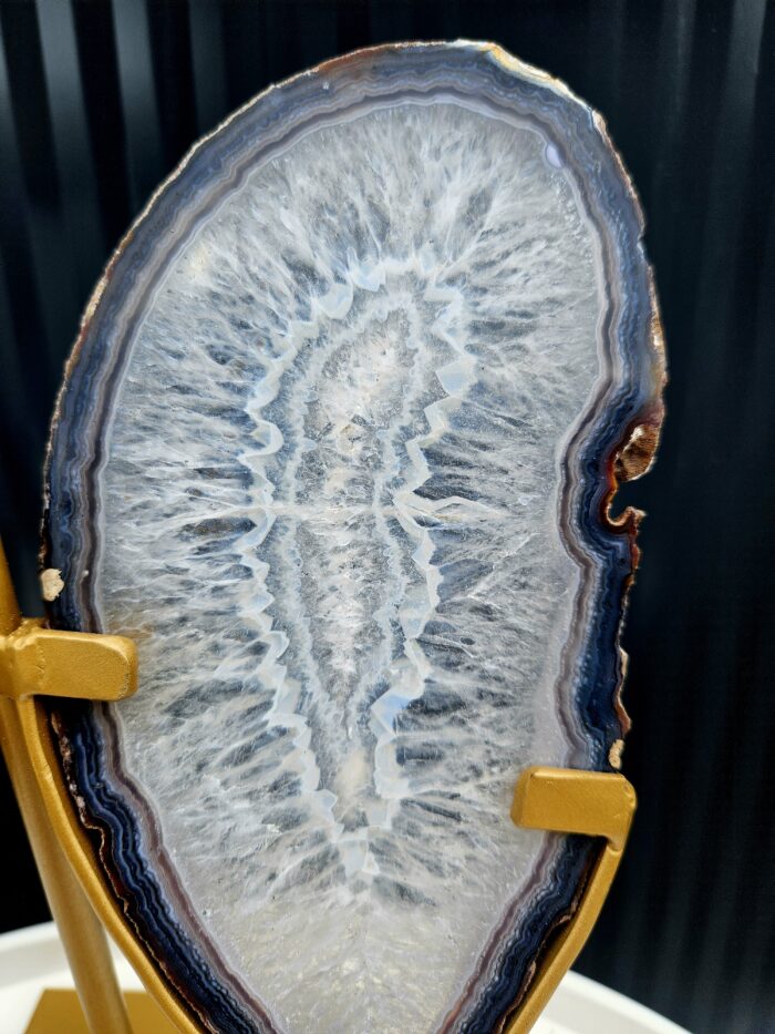 Achát MOTÝĽ na zlatom stojane 700g – Obrázok 3