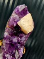 Ametyst drúza s Kalcitom na zlatom stojane 0,86kg – Obrázok 2