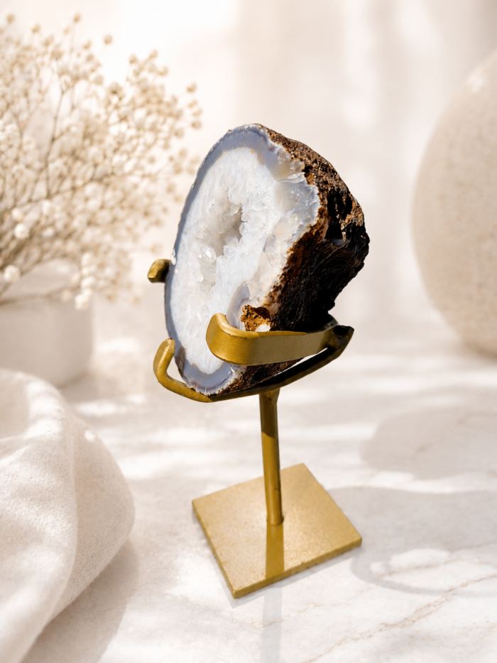 Achát GEODA na zlatom stojane 530g – Obrázok 3